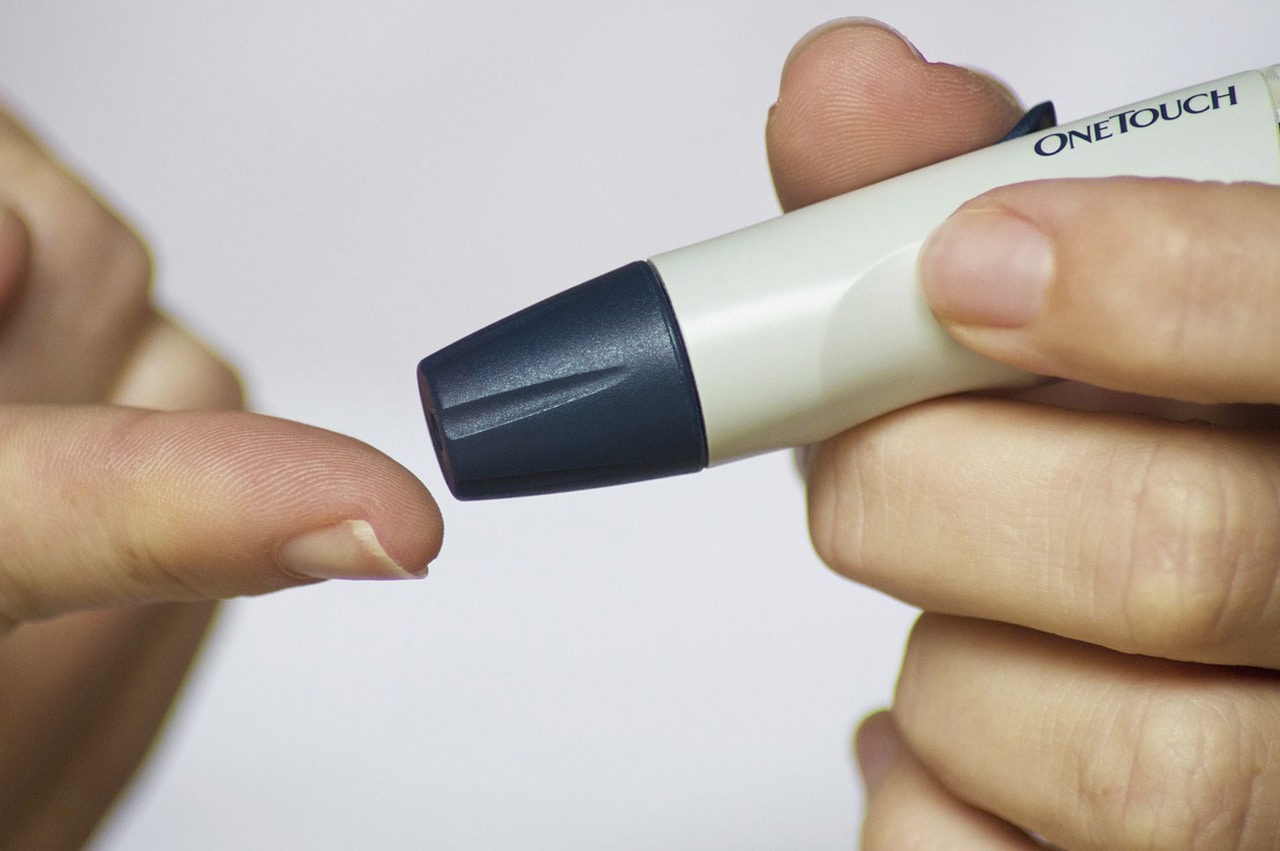spirulina for diabetes - finger glucose test